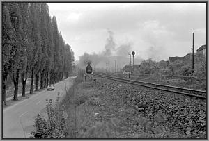 95 0027 verlt mit P 18007 den Bf Saalfeld