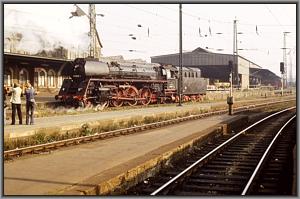 01 0519 verlt Gleis 1 in Leipzig Hbf