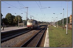 103 190 durchfährt den Bahnhof Michendorf