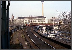 S 3 nach Erkner erreicht den S-Bahnhof Jannowitzbrücke