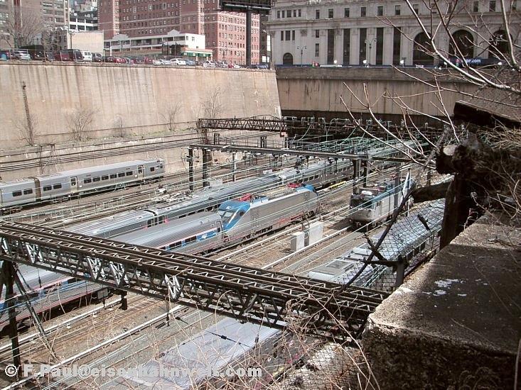 Amtrak HHP-8 662 sowie AEM-7 910 vor der Pennsylvania Station