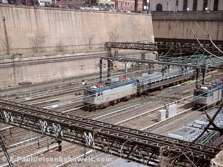 Amtrak AEM-7 947 sowie AEM-7 910 vor der Pennsylvania Station