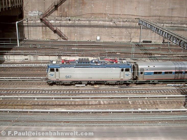 Amtrak AEM-7 047 hinter Pennsylvania Station