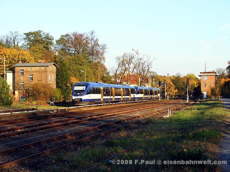 NEB-Tw733 vor 737 in Strausberg