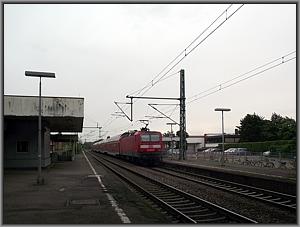 143 009 als Schlußlok bei RE-D 4289 in Budenheim