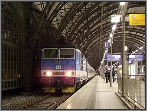 CD-371 001 mit EC 179 in Dresden Hbf