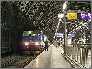 CD-371 001 mit EC 179 in Dresden Hbf