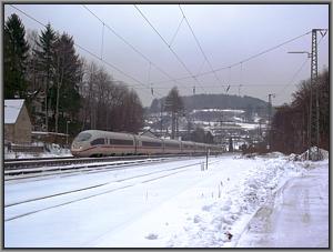403 008 als ICE-W 722 in Heigenbrücken