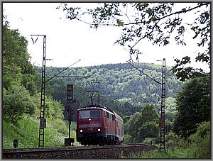 111 188 mit RE-D 4649 zwischen Laufach und Heigenbrücken West